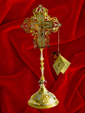 Cruce caseta sfinte moaste cu postament aurita pentru sf masa